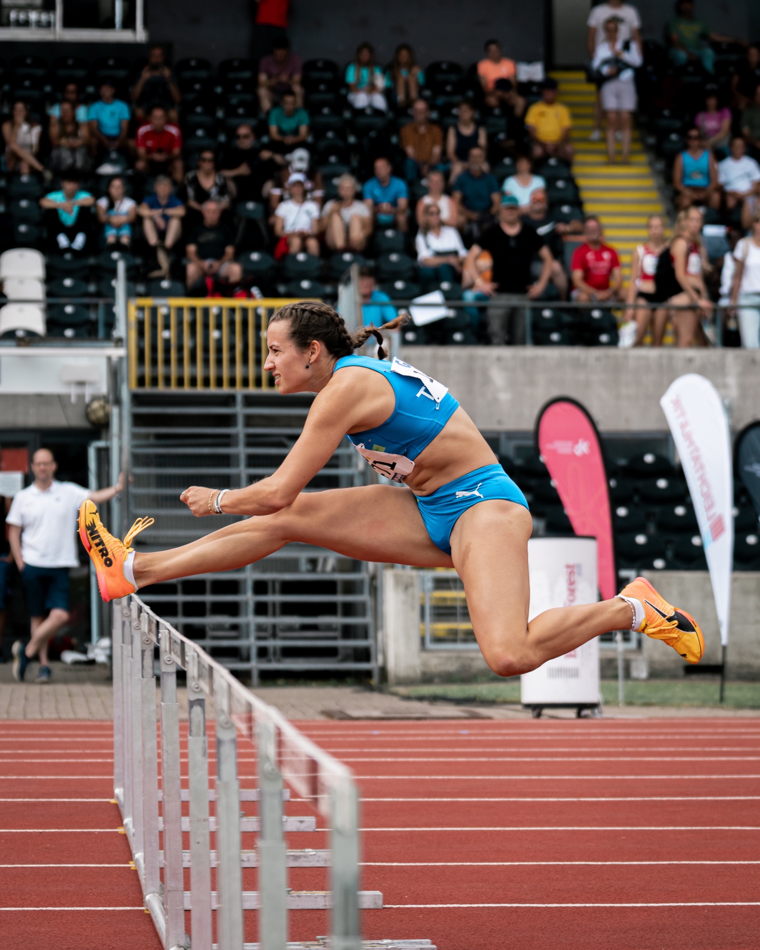 Rosina Schneider beim Sprung über eine Hürde im 100m-Hürdenlauf